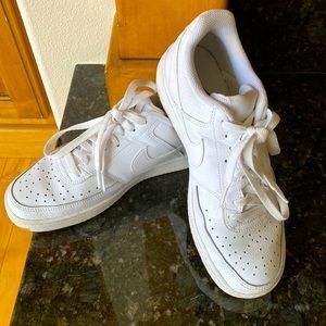 Nike Womens court shoe in white size 9.5